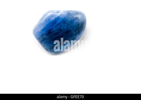 Décoration d'une pierre gemme Sodalite sur fond blanc Banque D'Images