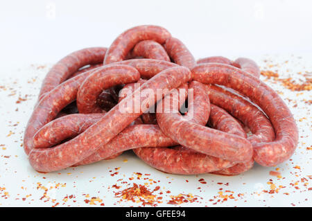 Saucisse Merguez crus une saucisse épicée de l'Algérie en Afrique du Nord. Banque D'Images