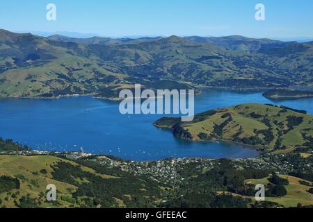 Akaroa Village, Green Hills et de l'océan Banque D'Images