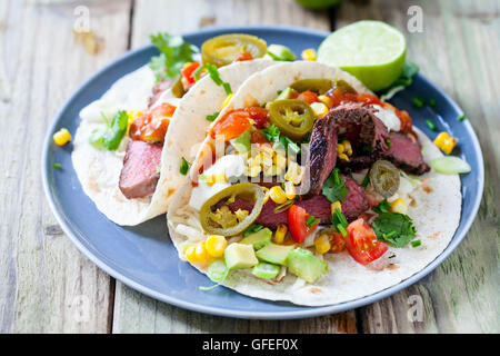 Soft tacos avec steak, maïs, choux, avocat et tomate Banque D'Images