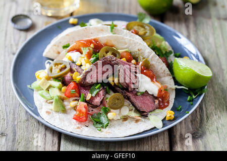 Soft tacos avec steak, maïs, choux, avocat et tomate Banque D'Images