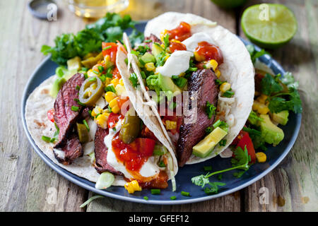 Soft tacos avec steak, maïs, choux, avocat et tomate Banque D'Images