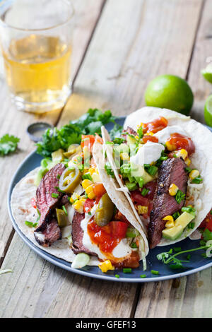 Soft tacos avec steak, maïs, choux, avocat et tomate Banque D'Images