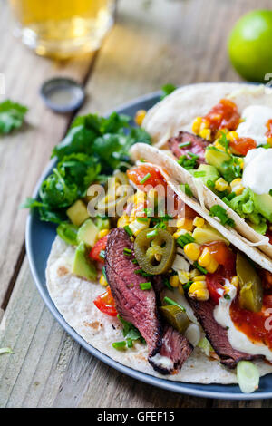 Soft tacos avec steak, maïs, choux, avocat et tomate Banque D'Images