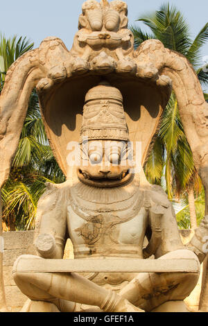 Déesse hindoue Lakshmi. Lakshmi la sculpture sur pierre en ville Humpi Banque D'Images