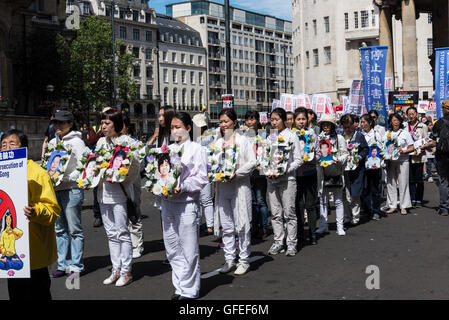 Manifestation du Falun Gong contre la persécution des pratiquants en Chine, samedi 16 juillet 2016, Londres, Royaume-Uni, UK Banque D'Images