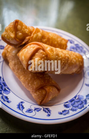 Chinese fried egg rolls croustillants sur assiette fantaisie Banque D'Images