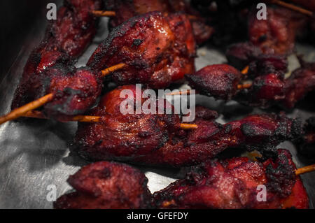 Style Restaurant brochettes de poulet rouge chinois sur plateau de service Banque D'Images