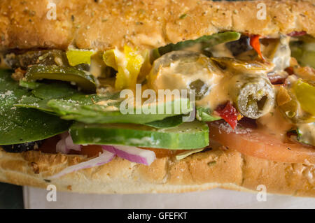 Débordement farcis épicés énorme sandwich avec garniture sous chaque Banque D'Images