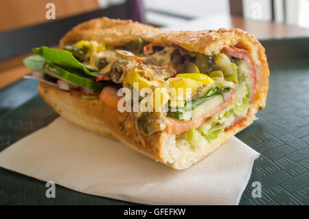 Débordement farcis épicés énorme sandwich avec garniture sous chaque Banque D'Images