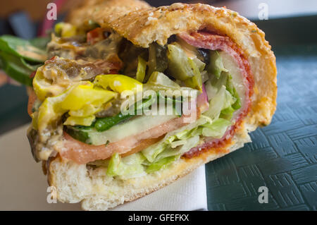 Débordement farcis épicés énorme sandwich avec garniture sous chaque Banque D'Images