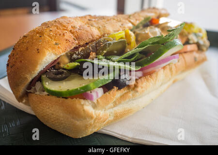 Débordement farcis épicés énorme sandwich avec garniture sous chaque Banque D'Images