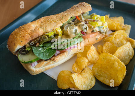 Débordement farcis épicés énorme sandwich avec garniture sous chaque Banque D'Images