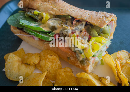 Débordement farcis épicés énorme sandwich avec garniture sous chaque Banque D'Images