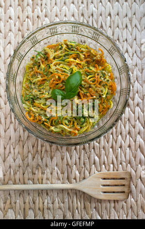 Renforts spiralés colorées pâtes aux légumes avec sauce pesto Banque D'Images