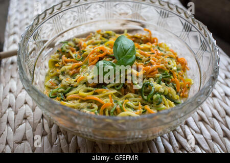 Renforts spiralés colorées pâtes aux légumes avec sauce pesto Banque D'Images