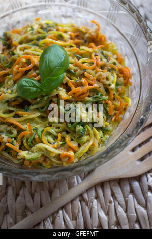 Renforts spiralés colorées pâtes aux légumes avec sauce pesto Banque D'Images