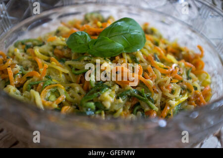 Renforts spiralés colorées pâtes aux légumes avec sauce pesto Banque D'Images