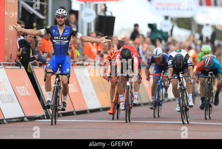 Tom Boonen de Etixx ? ? ? Délicieuses franchit la ligne pour gagner la classique de Surrey, au cours de la deuxième journée de Prudential RideLondon. Banque D'Images