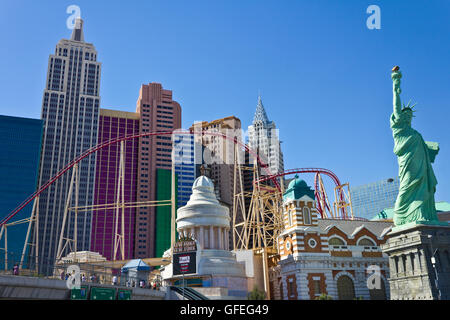 Las Vegas - Circa Juillet 2016 : Roller Coaster et façade de la New York-New York Hotel & Casino JE Banque D'Images