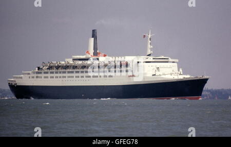 AJAXNETPHOTO. 1960 S. SOLENT, en Angleterre. - Départ - LE CUNARDER QE2 - QUEEN ELIZABETH 2 - l'extérieur du pays. Le navire A BLANC AU DÉBUT DE L'entonnoir. PHOTO:VIV TOWNLEY/AJAX REF:EPS40 39 Banque D'Images