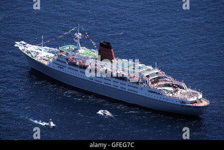 AJAXNETPHOTO. 1986. GAGE DE ROUTES, Fremantle, Australie. - Bateau de croisière Cunard VISTAFJORD - le paquebot ancré dans GAGE permettant à ses passagers des routes POUR REGARDER L'AMERICA'S CUP EVENT. Bateau a été construit en 1973 par SWAN HUNTER'S SUR LA TYNE. PHOTO:JONATHAN EASTLAND/AJAX REF:876382 Banque D'Images