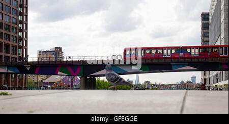 Docklands Light Railway (DLR) train roulant au Dock entre Canary Wharf et Stations Heron Quays Banque D'Images