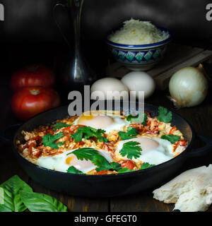 Avec petit déjeuner épicé turc shakshuka, still life Banque D'Images