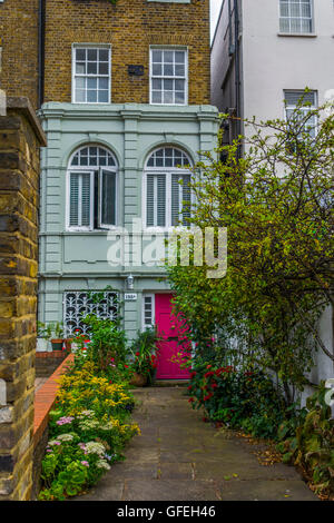 Une jolie maison sur Clapham Road - la première plantation a attiré mon attention, puis la porte rose et vert - peinture toutes les œuvres en harmonie Banque D'Images