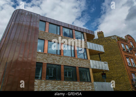 Un nouveau bâtiment en construction sur Landor Road, Stockwell en utilisant du matériel comme sombres et lumineux, panneaux en acier galvanisé cuivre un Banque D'Images