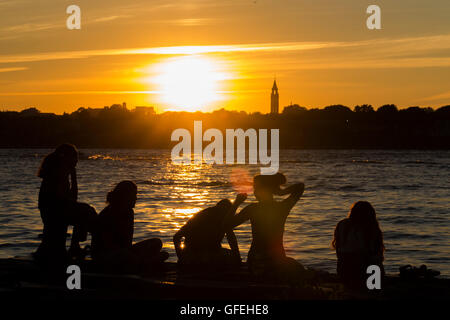 Les enfants jouant dans le coucher du soleil, port de Montréal, Canada Banque D'Images