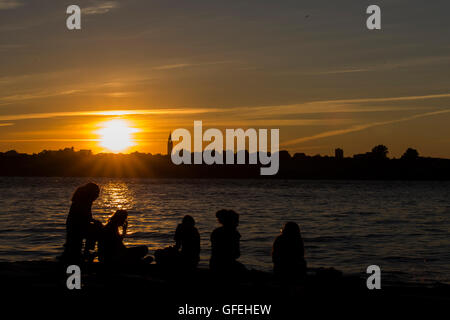 Les enfants jouant dans le coucher du soleil, port de Montréal, Canada Banque D'Images