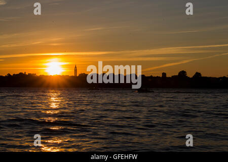 Les enfants jouant dans le coucher du soleil, port de Montréal, Canada Banque D'Images