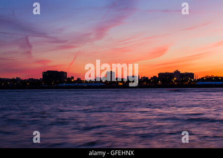 Port de Montréal dans le coucher du soleil la lumière. Banque D'Images