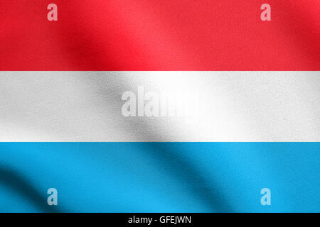 Drapeau du Luxembourg dans le vent avec texture tissu détaillés. Drapeau national luxembourgeois. Banque D'Images