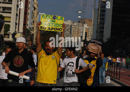 Sao Paulo, Brésil. 31 juillet, 2016. Un groupe de personnes est sorti à l'appui de l'une des plus difficiles au Brésil juge (morro) qui traite plus particulièrement (pt) parti de l'ex-président Lula et Dilma Rousseff). Ce soir dans le centre de Sao Paulo, ils ont manifesté contre la PT. Il a également condamné les personnes accusées de corruption dans le pays. © Anthony Adeleke Fote/Pacific Press/Alamy Live News Banque D'Images