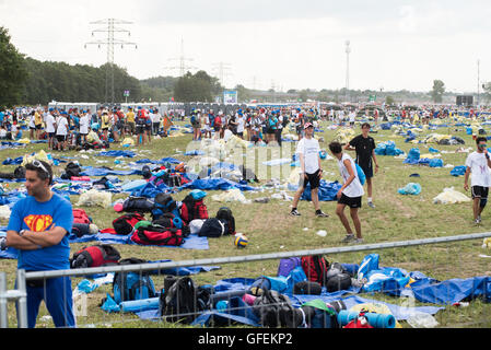 Cracovie, Pologne. 31 juillet, 2016. Pèlerins laissant Misericordiae Campus après Cracovie Journée Mondiale de la Jeunesse 2016 se termine au Campus Misericordiae Damnak dans. Credit : Rok Rakun/Pacific Press/Alamy Live News Banque D'Images