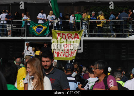 Sao Paulo, Brésil. 31 juillet, 2016. Un groupe de personnes est sorti à l'appui de l'une des plus difficiles au Brésil juge (morro) qui traite plus particulièrement (pt) parti de l'ex-président Lula et Dilma Rousseff). Ce soir dans le centre de Sao Paulo, ils ont manifesté contre la PT. Il a également condamné les personnes accusées de corruption dans le pays. © Anthony Adeleke Fote/Pacific Press/Alamy Live News Banque D'Images