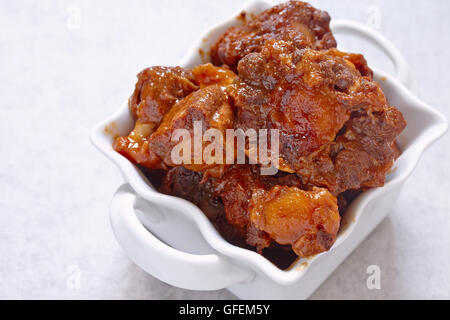 Ragoût de boeuf barbecue oxtails est pile sur une table Banque D'Images