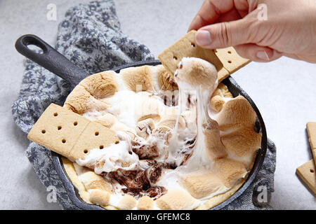 Dip Smores au four dans une poêle en fonte avec biscuits graham Banque D'Images