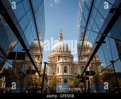 Low angle shot de la Cathédrale St Paul, avec reflet dans le verre de 2 bâtiments modernes de bureau/commerce Banque D'Images