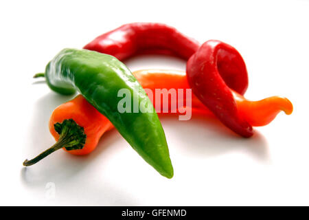 Décoration d'un assortiment de long hot peppers sur fond blanc Banque D'Images