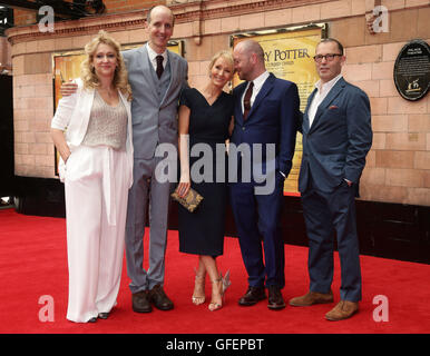 JK Rowling (centre) avec l'auteur de l'émission Jack Thorne (2e à gauche), directeur John Tiffany (2e à droite), co-producteurs Colin Callender et Sonia Friedman arrivant pour l'ouverture de gala de Harry Potter et l'enfant maudit, au Palace Theatre de Londres. Banque D'Images