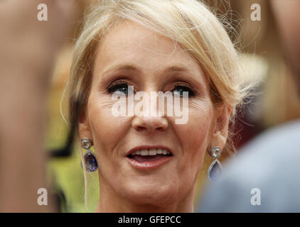 JK Rowling arrivant pour l'ouverture de gala de Harry Potter et l'enfant maudit, au Palace Theatre de Londres. Banque D'Images