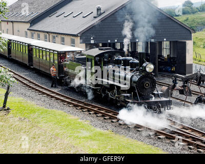 Train à vapeur en attente à la gare de pantalon sur le chemin de fer de montagne Brecon près de Merthyr Tydfil au Pays de Galles. Banque D'Images