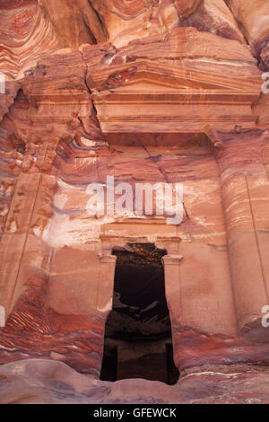 Une tombe sculptée dans la pierre à l'intérieur de la ville perdue de Pétra, également connue sous le nom de « ville rose », Jordanie, Moyen-Orient. Banque D'Images