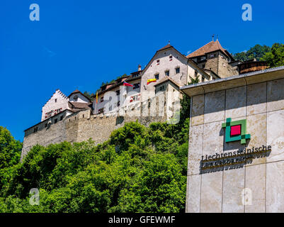 Bâtiment de la banque de Liechtensteinische Landesbank en face du château de Vaduz, Principauté de Liechtenstein, de l'Europe Banque D'Images