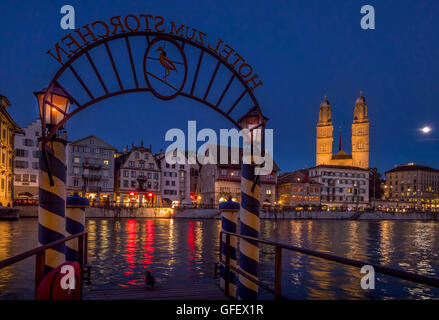 Pier Hotel Storchen vieux centre-ville, de la rivière Limmat, Limmatquai et Grossmunster à Zurich la nuit, Suisse, Europe Banque D'Images