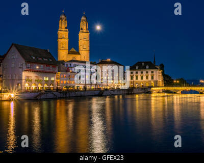 Limmatquai et Grossmunster à Zurich la nuit, Suisse, Europe Banque D'Images