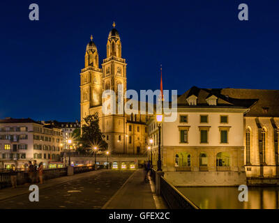 Grossmunster à Zurich la nuit, Suisse, Europe Banque D'Images